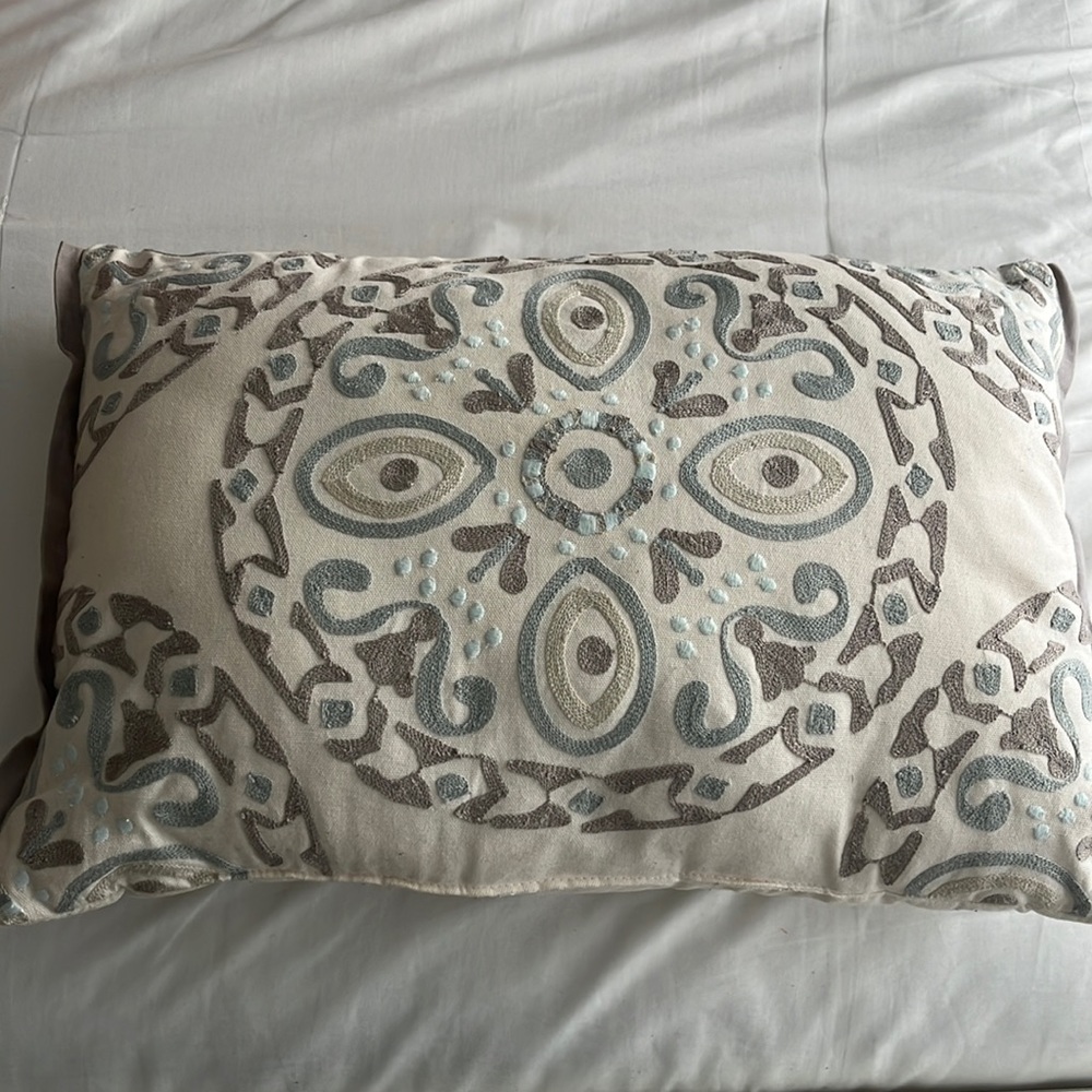Like new throw pillow